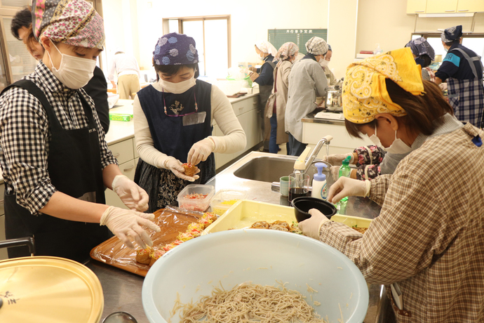 写真：そばいなり寿司作り体験を行う参加者たち