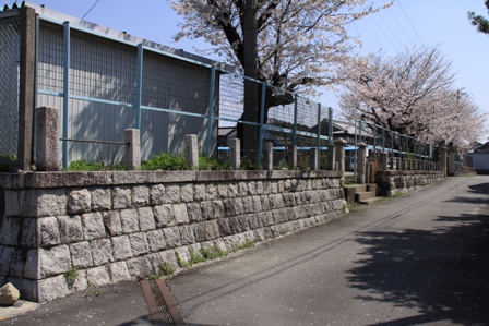 写真：旧阿下喜小学校旧阿下喜小学校門及び石柵