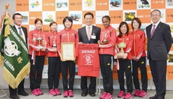 写真:市長と部長、監督、選手のみなさん