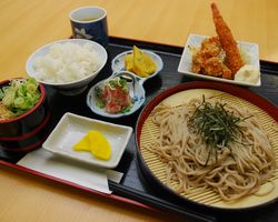 写真：そば、揚げ物定食