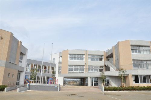 写真：員弁東小学校 外観