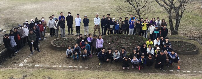旧中里小学校花植えの様子