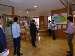 写真：石榑茶屋付近の視察をする千葉大学の先生と学生さん4人の様子