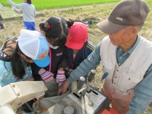 写真：お米を作ってくれる人がいてお米を食べることができると、伊藤文男さんが児童達に教える様子