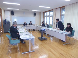 写真：学校運営協議会で地域とともにある学校の説明を聞くふじみの市の議員