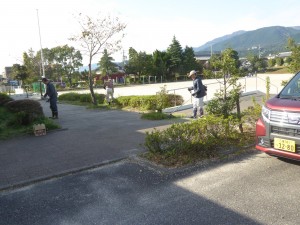 写真：石榑東自治会長OB会の方が校内の草刈りをする様子