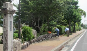 写真：石榑小学校の入口付近の草掃除をする石榑東地区長OB会メンバーの様子