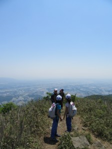 写真：遠足尾根コースからの絶景を楽しむ子どもたち