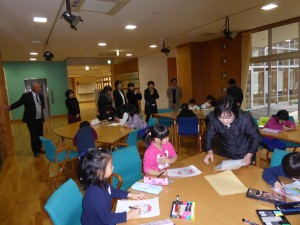写真：わくわくスクールの手品教室を見学する下田小学校の皆さん
