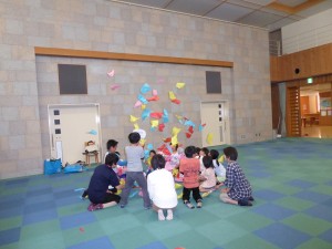 写真：勉強の間に風船で楽しむ児童達