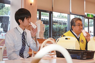 写真:献血後の休憩中の様子
