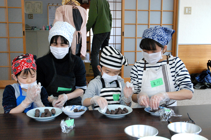 写真：ヨモギ団子作りの様子