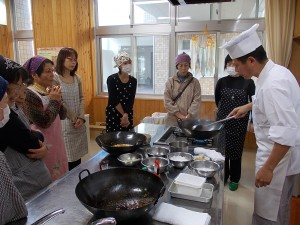 写真：中国料理教室の様子
