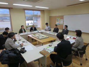 写真：校長先生らと懇談する東川町の皆さん