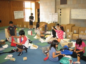 写真：海外支援衣料回収の様子