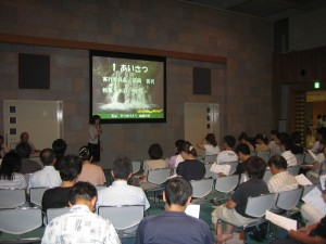 写真：開会の挨拶をする学校長