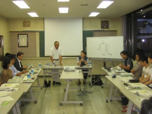 写真：交流会で挨拶をする東川町学社連協の会長