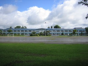 写真：2学期が始まって間もない東川小学校も視察しました