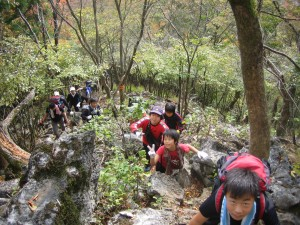 写真：急な岩山でもこのとおり元気