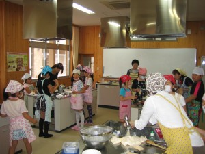 写真：石榑小学校 家庭室でのクッキング風景