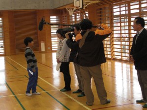 写真：ユニカールで取材を受けている様子