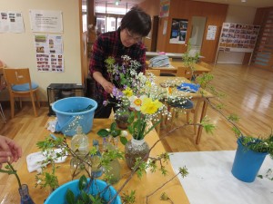 写真：地域の先生が飾る花を生ける様子