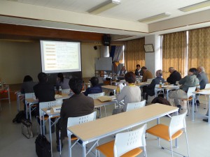 写真:岩滑区の役員の方から説明を受ける様子