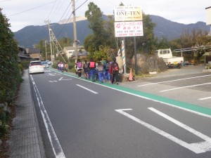 写真:登下校で使用する道路に歩道部分を緑色に着色した様子