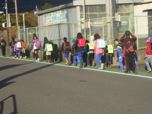 写真：登校時に緑色に塗った歩道の上を歩く児童達
