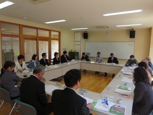 写真:学校長の交代により新体制となって初めて行われた委員会の様子