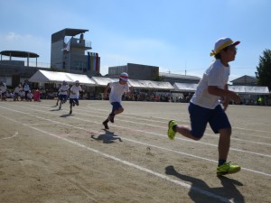 写真:徒競走でゴールに向け全力疾走する児童
