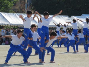 写真:組立体操「未来への道~そこにある光~」を演技する石榑小5-6年生の様子