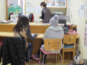 写真:石榑モーニングで参観の感想に花が咲く2名の参加者