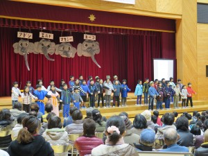 写真：石榑小学校3年生による「象列車がやってきた」の発表の様子
