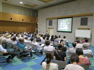 写真:石榑ホールが満席になるほど集まった実行委員の皆さん