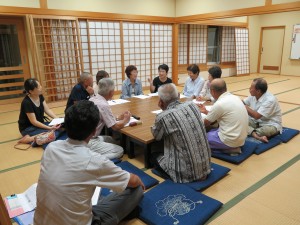 写真:「次世代へ伝えたい遊び」分科会で子どもころに夢中になった遊びを児童たちに体験させてやりたいなど話し合う老人クラブの皆さん