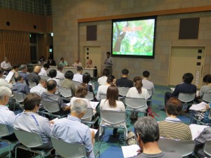 写真:石榑の里会議の総会の開催趣旨説明を熱心に聴く参加者