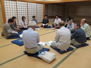 写真:石榑の里(地域)大切にできる子を育むために、私たちたができることをテーマに話し合う老人クラブの皆さん