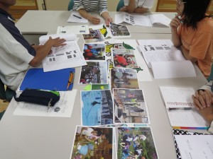 写真:学校支援の様子を紹介する写真を選ぶ「ありがとう石心」部会の皆さん