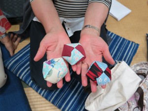 写真：お手玉の試作品を披露する「次世代伝えたい遊び」部会の皆さん