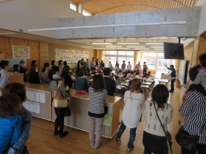 写真:石榑の里共育委員の方が石榑小1年生の授業を見学する様子