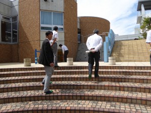 写真：中庭の仕組みを視察される松阪市教育委員会の皆様
