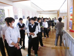 写真：名古屋市立工芸高等学校・建築システム科一年の生徒さんが校舎内見学