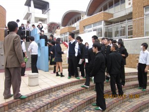 写真：中庭の仕掛けに興味深く観察する名古屋市立工芸高等学校・建築システム科一年の生徒さん