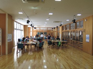 写真:夏休みに石榑ギャラリーで学習をする子どもたち