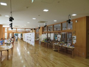 写真：石榑ギャラリー（手前）と図工室（奥）の展示の様子