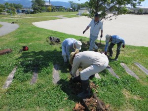 写真:校内にあるお山広場に敷かれた腐った枕木を取り換える地域ボランティア