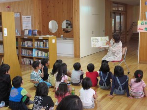 写真:日曜清掃の後に石榑小1年生の児童達に絵本の読み聞かせをする様子