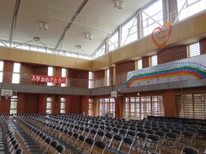 写真：入学式の準備で椅子が並べられた体育館