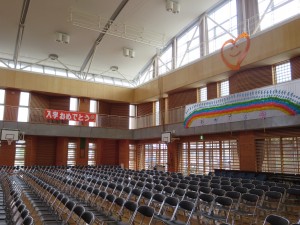 写真:入学式の準備で椅子が並べられた体育館